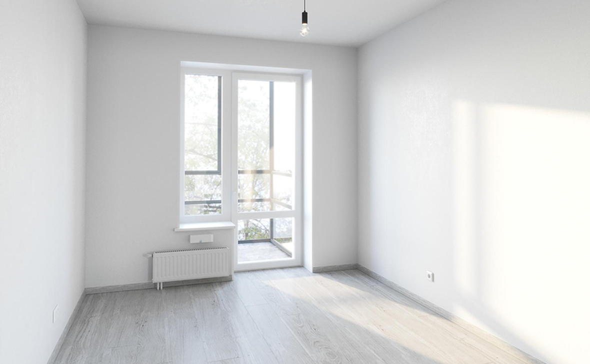 Светлая готовая квартира с ламинатом и большими окнами